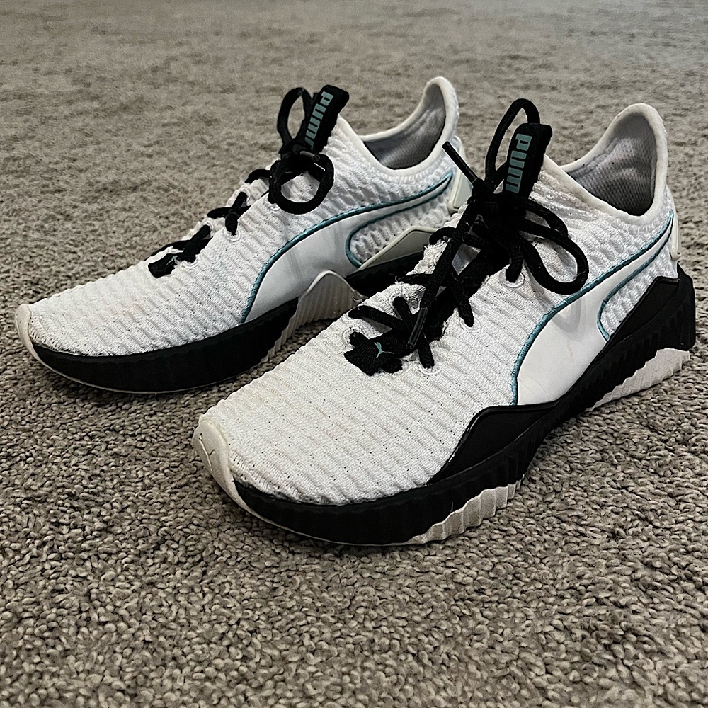 Puma women’s black, blue, and white mesh sneakers 🩵